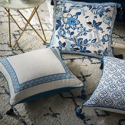 Porcelain Elegance - Housse de coussin de dossier de chaise bleue et blanche