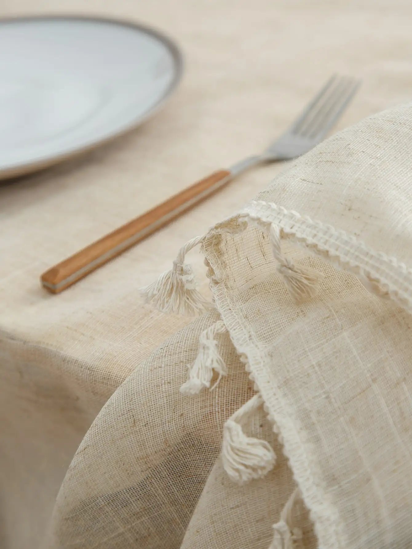 Élégance polyvalente – Nappe rectangulaire en lin pour fêtes et repas.